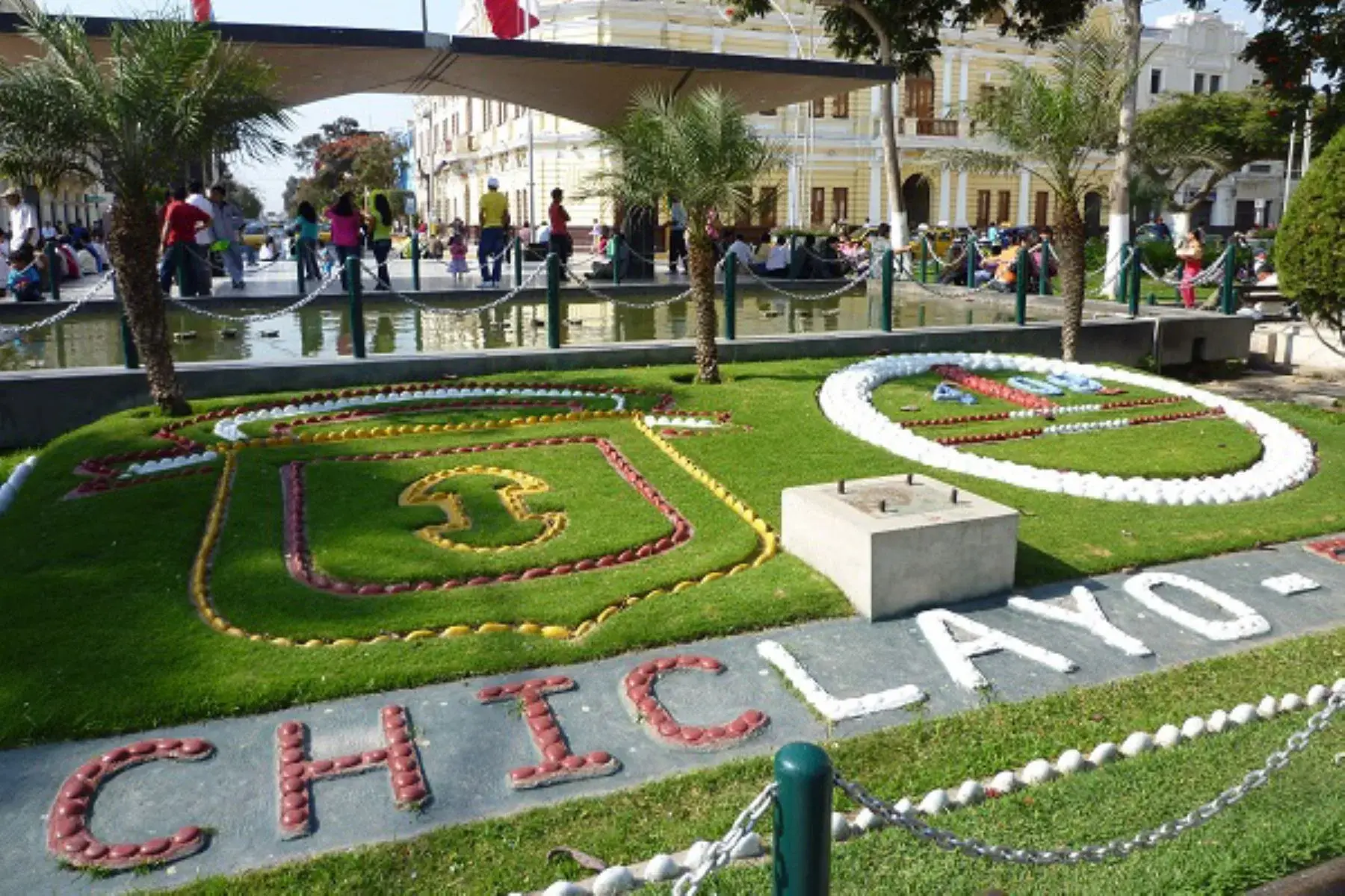 Jardín de la Plaza de Armas con el nombre de Chiclayo formado con piedras